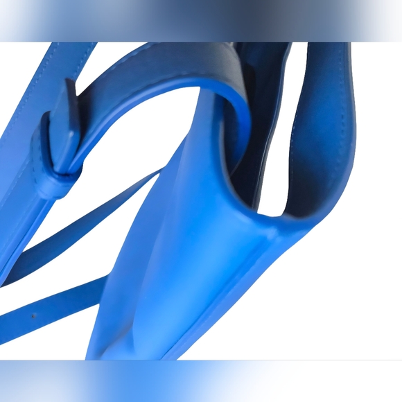 Bottega Veneta Intrecciato Leather Messenger Bag With COA Authentication - Picture 10 of 16